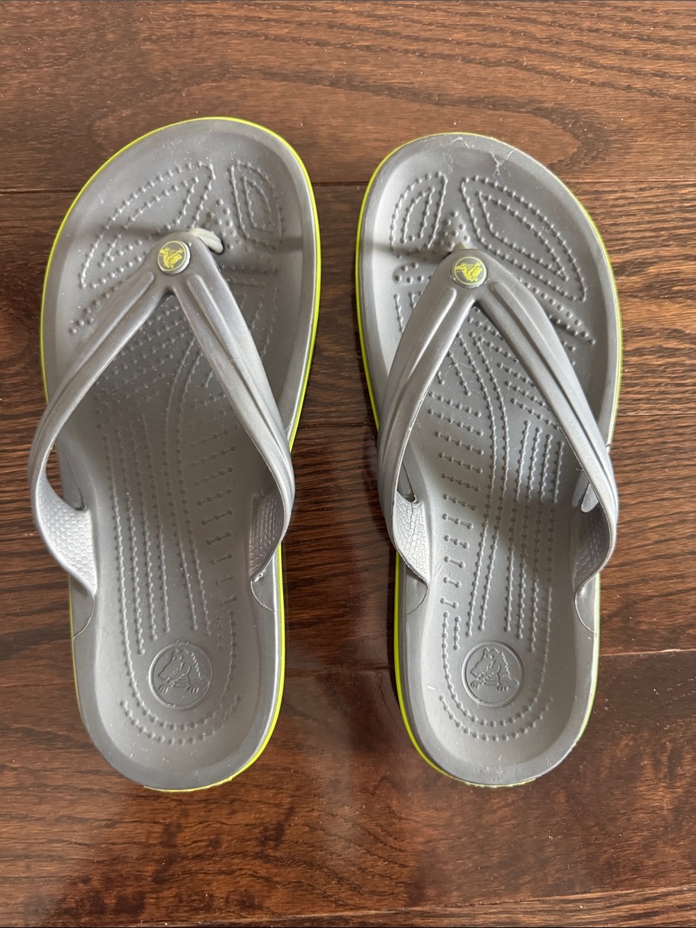 CROCS Women 7 Slipper Gray Flip Flops with Lime Accent